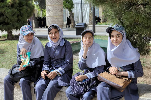 Sekolah-sekolah beristirahat di taman mereka berpakaian seragam sekolah Islam, Shiraz, Iran . — Stok Foto