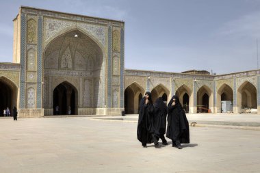 İranlı kadınların iç avluda Camii, Şiraz, Iran İslam siyah etek giydiğini