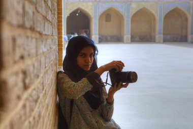 İranlı kız onu kamera camide, Şiraz, Iran ile fotoğraflandı seyahat