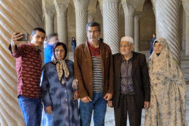 İran selfie Camii, Şiraz, İran'ın ailesiyle kılıyor