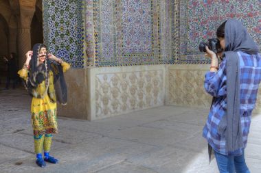 Şiraz, Iran kadın fotoğrafçısına poz ulusal kostüm kız