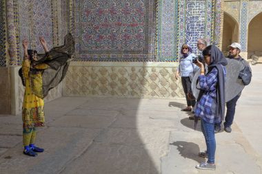 Ulusal kadın fotoğrafçı, Şiraz, Iran için poz içinde genç kadın