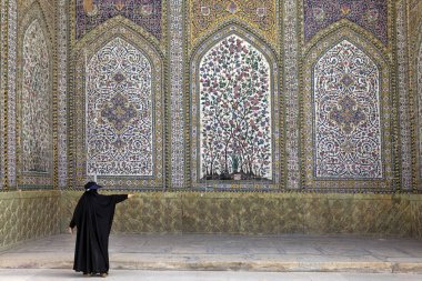Siyah Kimar avlu Regent Mosque, Shiraz giyen kadın, 