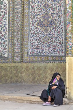 Kutsal yer, Şiraz, Iran içinde oturan İslami giyim giymiş kadın Hacı.