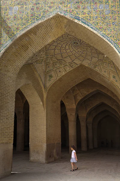 Jovencita en arco Vakil Entrada de la mezquita en Shiraz, Irán . — Foto de Stock