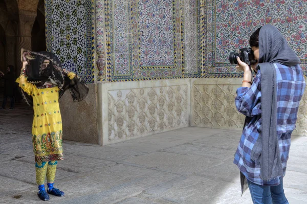 Takım elbise fotoğraf oturumu Camii, Şiraz, Iran girişine yakın.