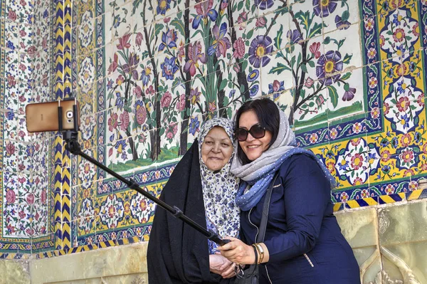 Dos mujeres musulmanas hacen selfie en lugar sagrado, Shiraz, Irán . — Foto de Stock