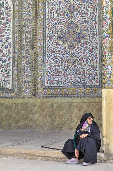 Mulher peregrina vestida com roupas islâmicas, sentada dentro do lugar santo, Shiraz, Irã . — Fotografia de Stock
