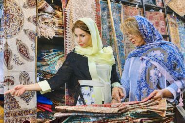 Laik İranlı kadınların mal satın almak için Halı deposunda, Şiraz, Iran seçin..