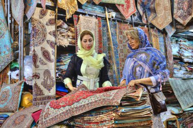 İki şık İranlı kadınların bir halı mağazası, Şiraz, Iran ziyaret.