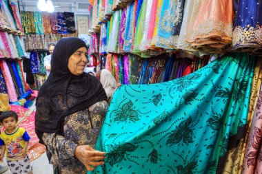 Hijab olgun Müslüman kadın seçin kumaş piyasada, Şiraz, Iran.