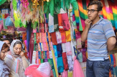 Bir doku tüccar ürünü, Şiraz, Iran standları.