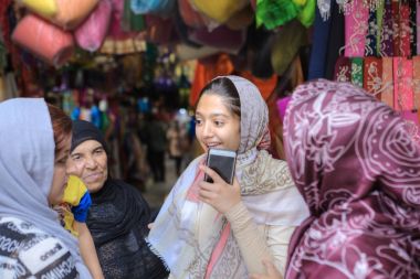 Çarşı, Şiraz, Iran kumaş dükkanında kulaniyi İran Müslüman kadınlar.