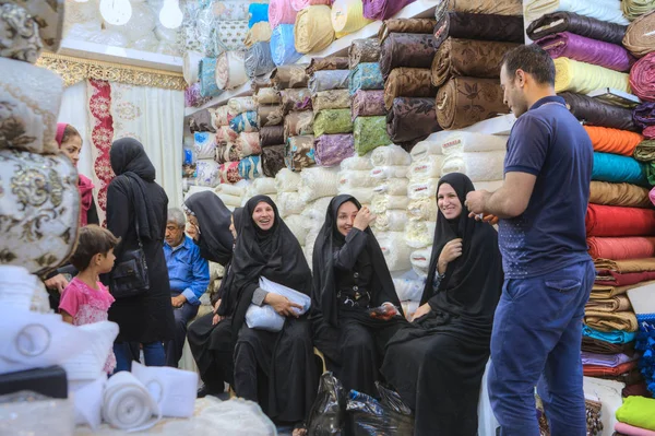 Doku Dükkanı, Şiraz, Iran İslam siyah elbiseli İranlı kadınların rahatla. — Stok fotoğraf