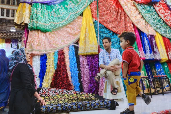 무역 이란에서 쉬 라 즈의 도시 시장에 있는 직물의. — 스톡 사진