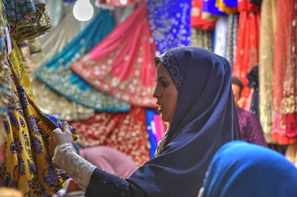 Hijab genç Müslüman kadın ürünler Tekstil Dükkanı, Şiraz, Iran seçer.. — Stok fotoğraf