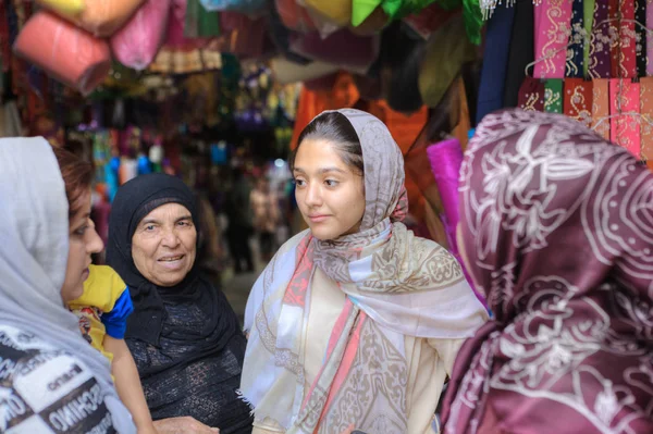 바 자, 쉬 라 즈, 이란에서 직물 상점에서 이란의 회교도 여자 이야기. — 스톡 사진