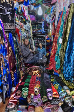 İki satıcı İran kumaşların Tekstil Dükkanı, Şiraz, Iran oturuyorsun.