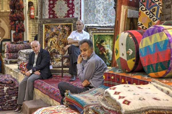Halı Salonu, Şiraz, Iran İran halıları satıcılar. — Stok fotoğraf