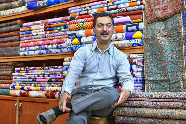 Maturo commerciante iraniano in negozio di tessuti, Shiraz, Iran . — Foto Stock