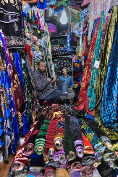 Δύο πωλητές του ιρανικού υφάσματα κάθονται στο κατάστημα υφασμάτων, Σιράζ, Ιράν. — Φωτογραφία Αρχείου