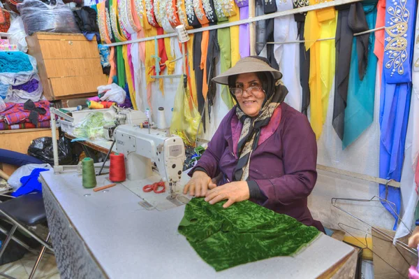 Femme iranienne coud le tissu à l'aide d'une machine à coudre, Shiraz, Iran — Photo