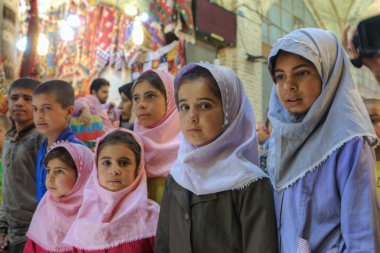 İran grubu ilkokul çocukları ziyaret market veya Vakil ın Bazaarı, Şiraz, Iran.