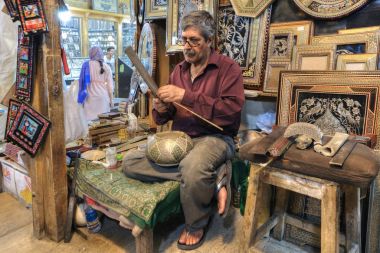 In Bazaarı atölyede, el işleri ustası sanat eseri, Şiraz, Iran yapar..