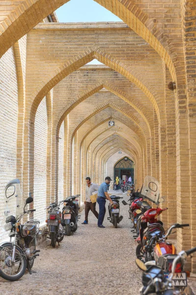 Aparcamiento para motos en callejón cerca de Vakil Bazaar, Shiraz, Irán . — Foto de Stock