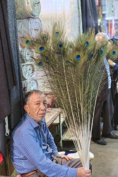 伊朗供应商卖孔雀羽毛 Vakil 大市集，伊朗设拉子. — 图库照片