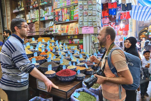 İran tüccar baharat ve tahıl alıcı, Şiraz, Iran ile iletişim kurar. — Stok fotoğraf