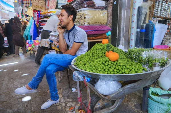 Giovane venditore vende prugne verdi un bazar Vakil, Shiraz, Iran . — Foto Stock