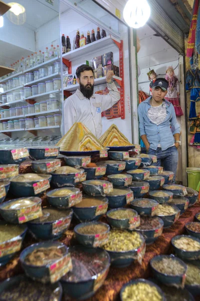 Os comerciantes iranianos de doces estão perto da vitrine de sua loja, Shiraz, Irã . — Fotografia de Stock