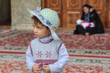 Çocuk Şah Cheragh Camii, Şiraz, Iran girişinde.