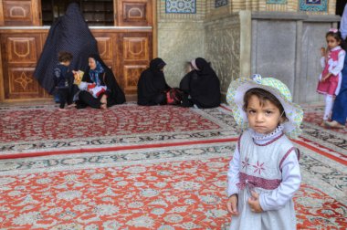 Siyahi Müslüman kıyafetleri, Şiraz, Iran kadınlarda yakınındaki küçük İranlı kız.
