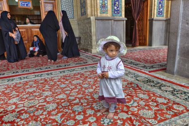 Yalınayak kız plaj şapka, Şiraz, Iran cami girişinde duran.