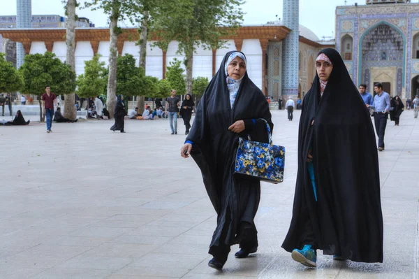 Vrouwen in de islamitische kleding gekruist binnenplaats van de moskee, Shiraz, Iran. — Stockfoto