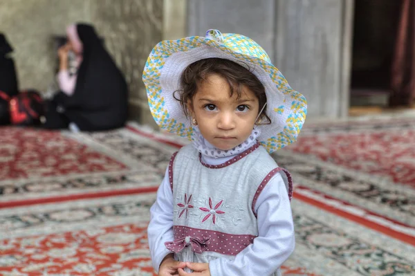 Camii, Şiraz, Iran girişinde küçük İranlı kız.