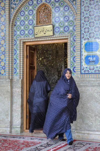 Camiye giren ve Şiraz, Iran, gelen Müslüman peçe kadınlarda.