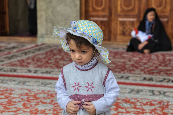 İranlı kız Camii, Şiraz, Iran iç avlusunda.