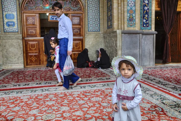 Küçük İranlı kız giyiyor beach kap cami avlusunda, Şiraz, Iran standları.