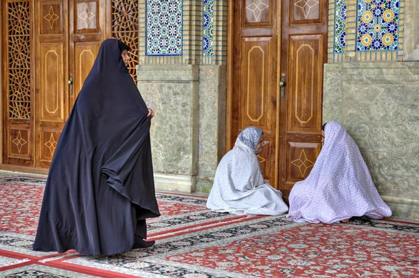 Şiraz, Iran Şah Cheragh Camii'nin avlusundaki Müslüman Hacı.