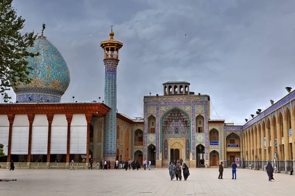 Grote gateway van moskee en Shah Cheragh Mausoleum, Shiraz, Iran — Stockfoto