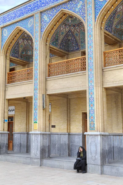 Szent kegyhely Shah Cheragh, muszlim nő beszél telefonon, Siráz, Irán. — Stock Fotó