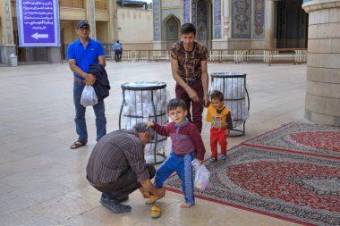 Müslüman aileler Camii, Şiraz, Iran ziyaret ettikten sonra ayakkabı değiştirmek.