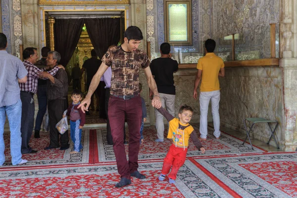 Mężczyzna wychodzi z meczetu z małego chłopca, Sziraz, Iran. — Zdjęcie stockowe