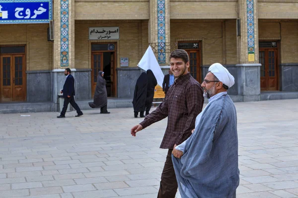 Két muzulmán teológusok végig az udvaron mecset, Siráz, Irán. — Stock Fotó