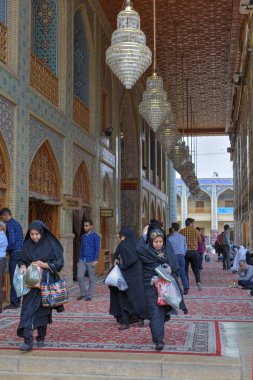 İran halkının camiyi ziyaret edin dua saatte, Şiraz, Iran.