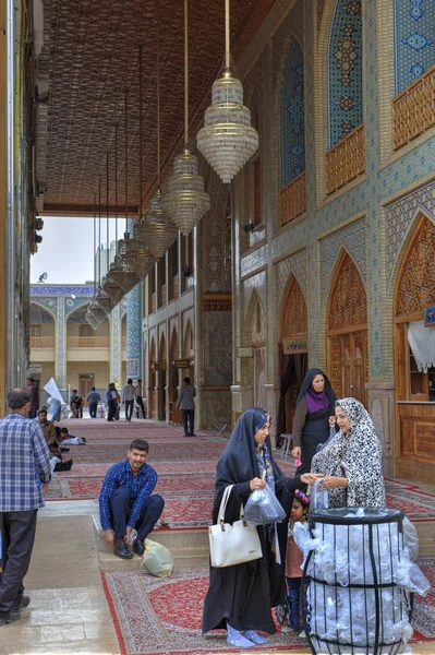 Iraniërs opstijgen hun schoenen alvorens een moskee, Shiraz, Iran. — Stockfoto
