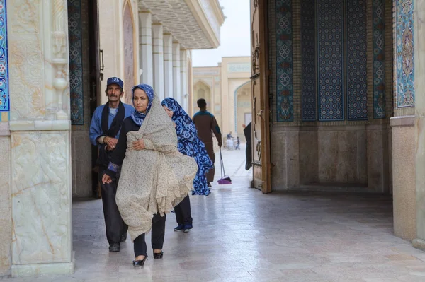 Paroquianos islâmicos passam pelo grande portão da mesquita, Shiraz, Irã . — Fotografia de Stock